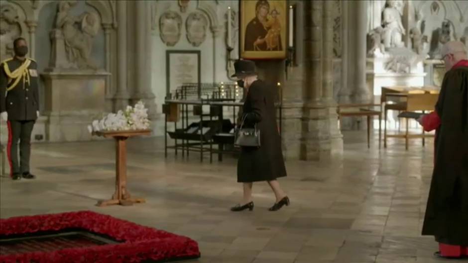 La reina Isabel II visita la tumba del Soldado Desconocido en Westminster