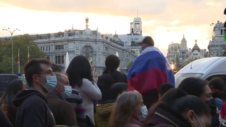 Madrileños acuden al recorrido de la Vuelta pese a las recomendaciones del Ayuntamiento