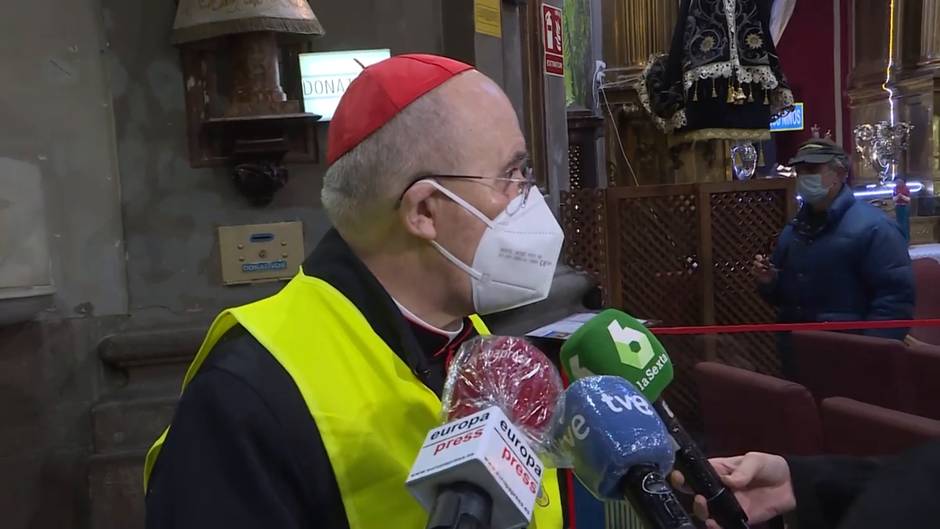 El cardenal Osoro y el Padre Ángel reparten desayunos a los pobres