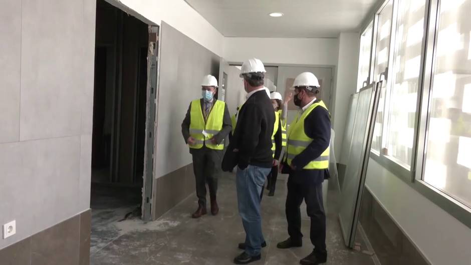 Bendodo visita las obras de adaptación del Hospital de Alta Resolución de Estepona