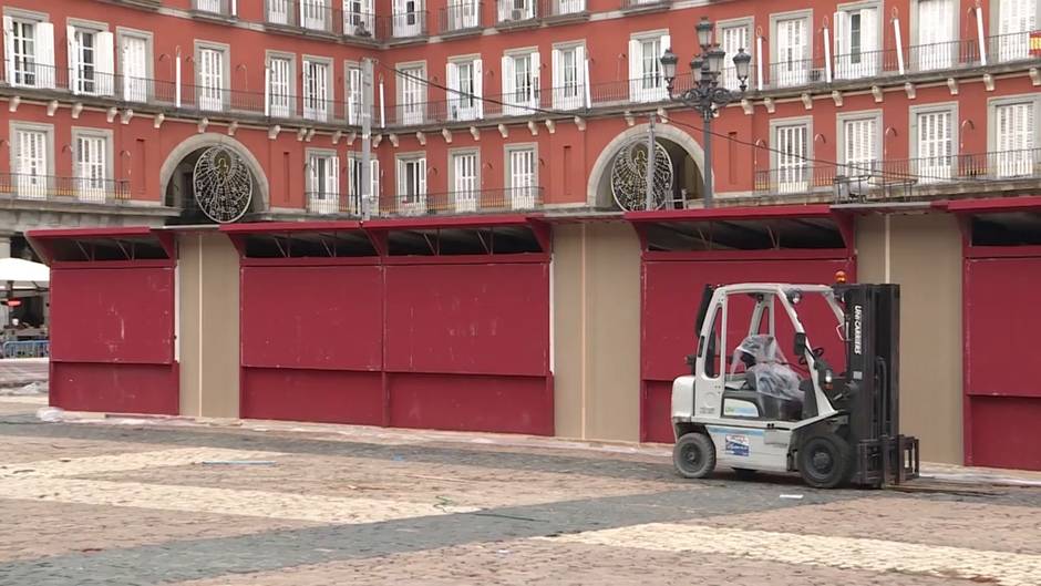 Instalación del mercado navideño en la Plaza Mayor de Madrid