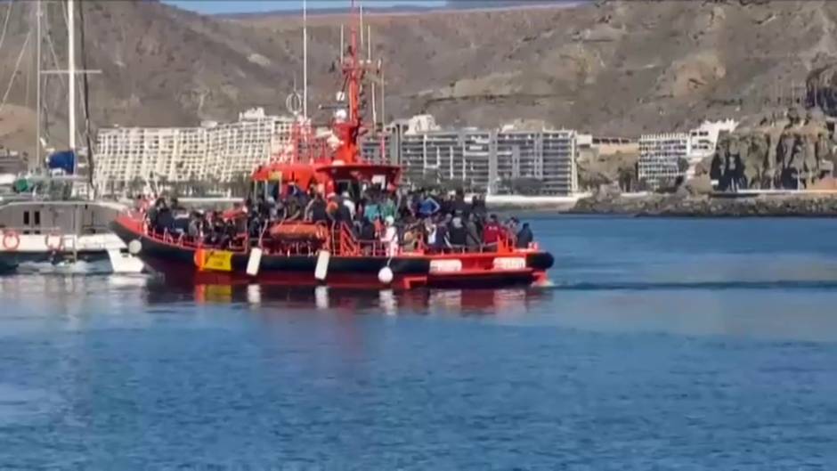 Traslado de inmigrantes a un campamento militar y hoteles para aliviar su hacinamiento en el puerto de Arguineguín