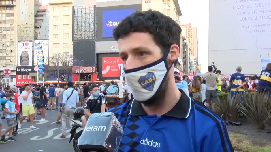 Hinchas del fútbol despiden a Maradona