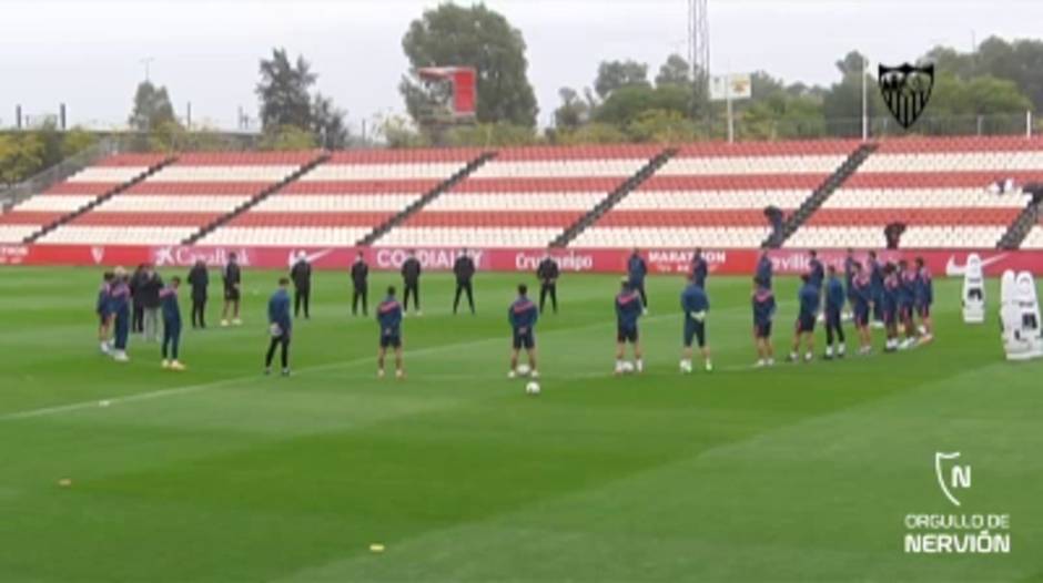 El minuto de silencio del Sevilla FC por Maradona antes del entrenamiento