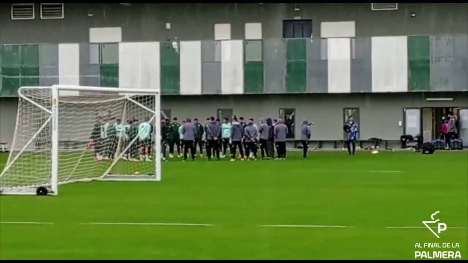 Minuto de silencio en el entrenamiento del Betis en memoria  de Maradona