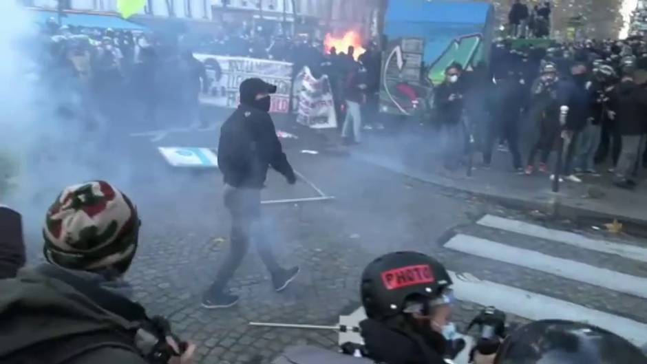 Altercados en una multitudinaria manifestación en París contra la nueva ley de seguridad