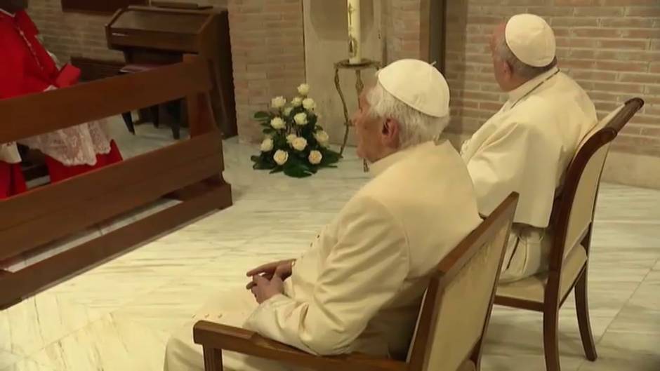 El Papa Francisco visita al ex Papa Benedicto XVI con los nuevos cardenales