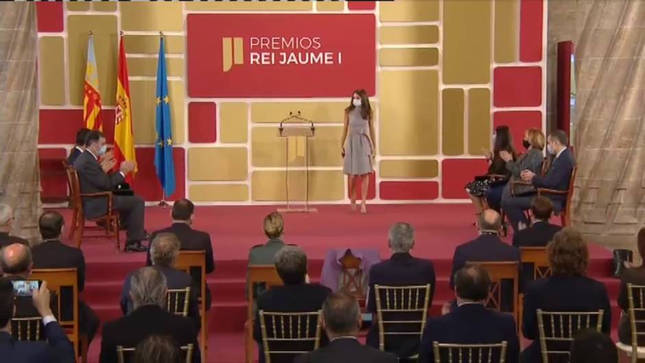 La reina Letizia sustituye al rey en la entrega de los Premios Jaume I en Valencia