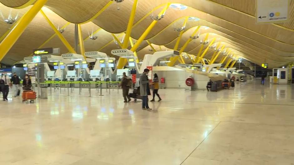 Afluencia de viajeros en el aeropuerto de Madrid de cara al puente de la Constitución