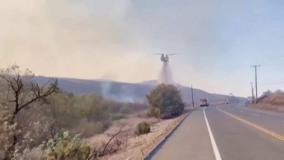 Los bomberos luchan contra un incendio sin control en el sur de California