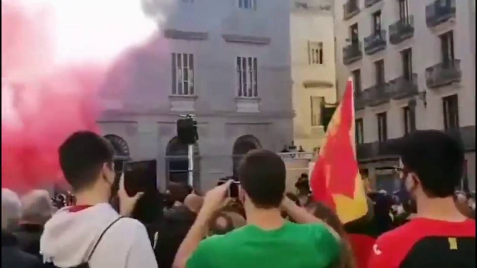 Unos 150 antifascistas aguardan ante la plaza Sant Jaume, donde Vox celebra un acto