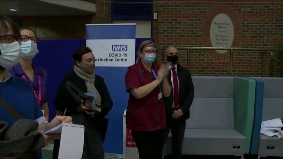 Boris Johnson presencia las primeras vacunaciones contra el COVID-19