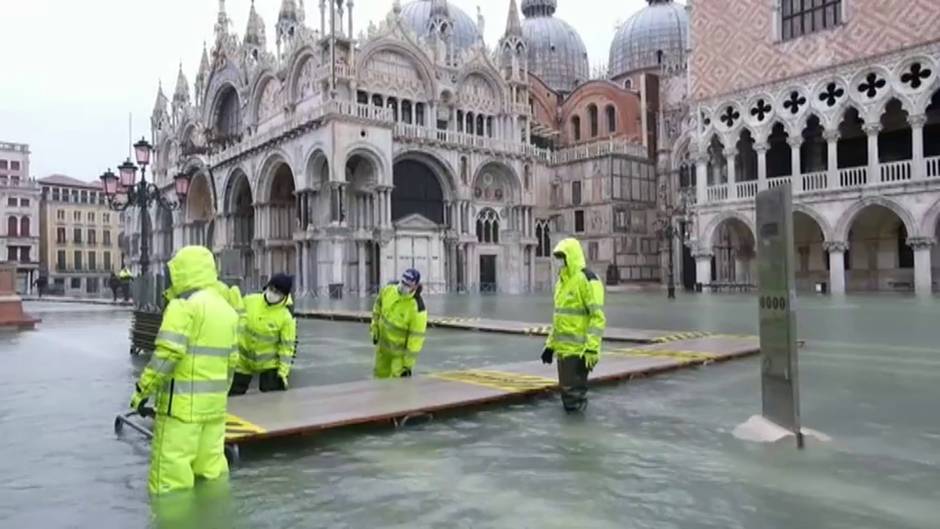 El 'acqua alta' de Venecia inunda la plaza de San Marcos