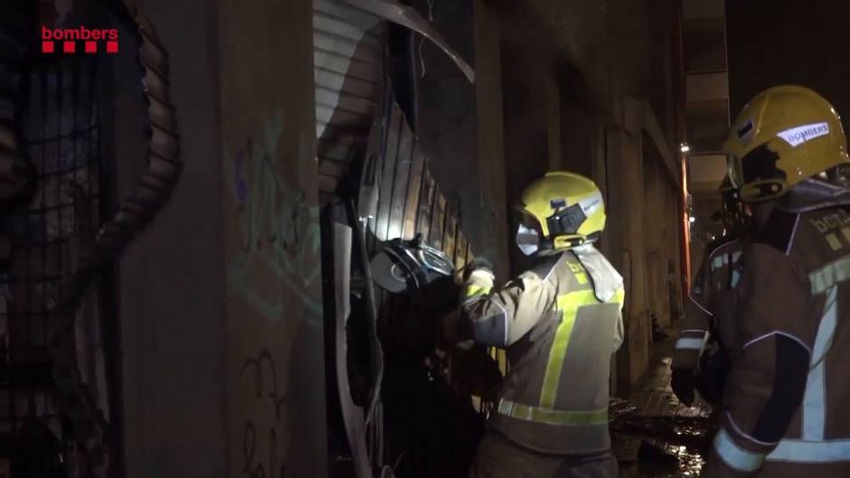 Dos muertos y 17 heridos en el incendio de una nave okupada de Badalona