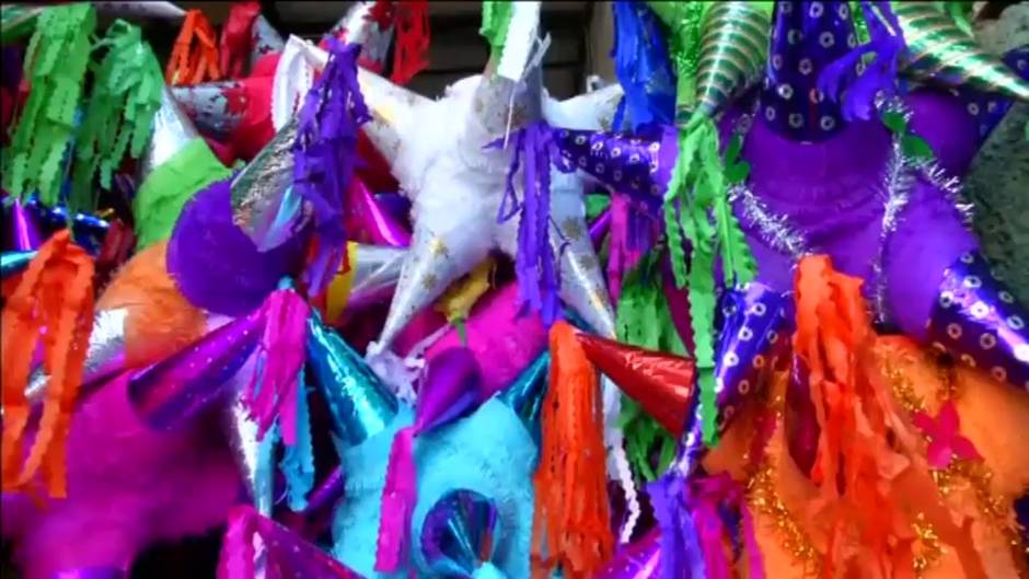 México se llena de color con sus tradicionales piñatas navideñas