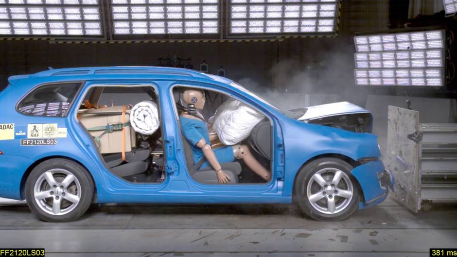 Un crash test del RACE alerta del peligro mortal de llevar la carga mal ubicada dentro del coche