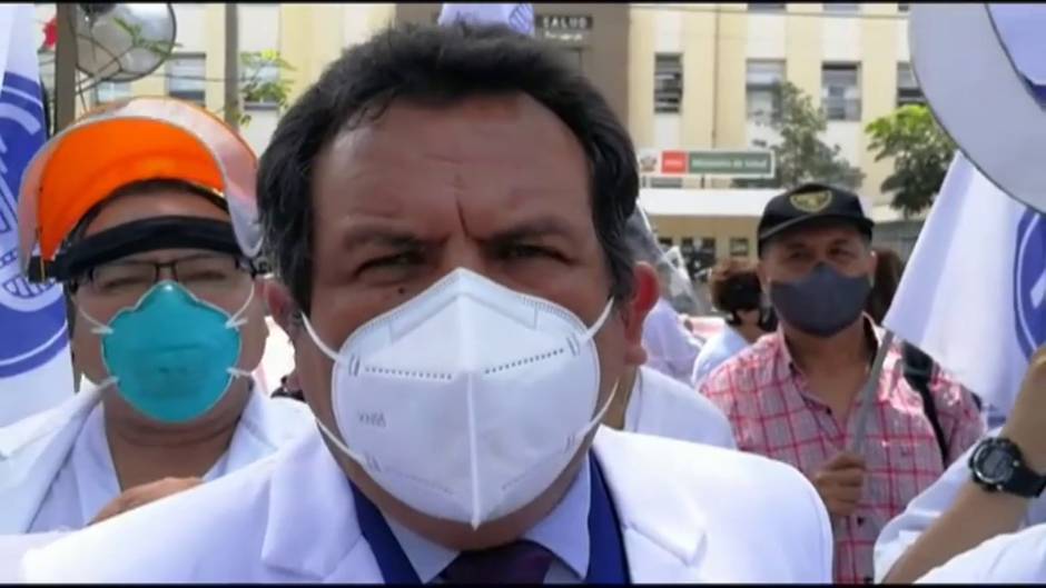 Médicos y otros sanitarios peruanos protestan por las precarias condiciones de la lucha contra el Covid