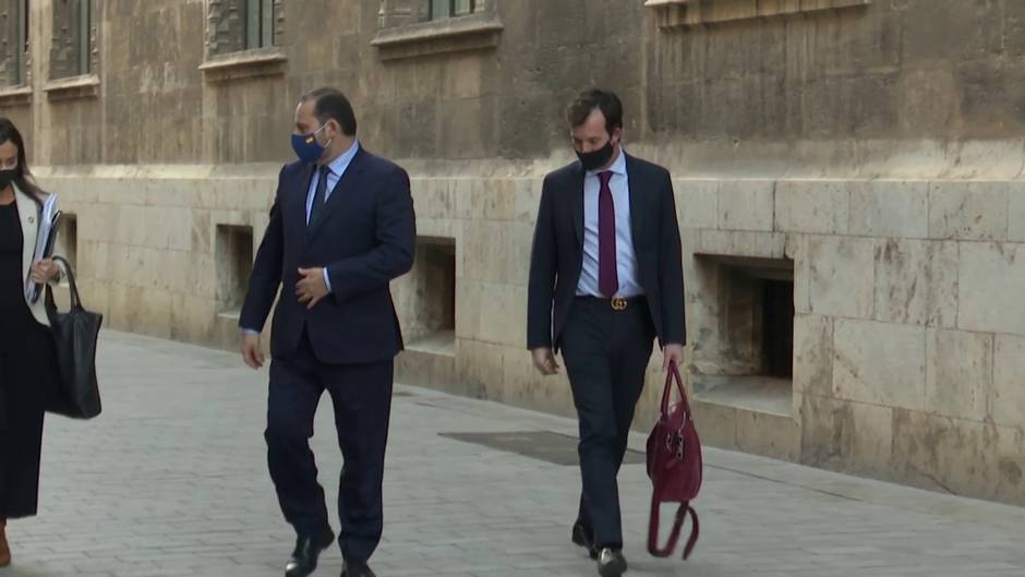 Miles de camioneros españoles continúan atrapados en la frontera entre Reino Unido y Francia