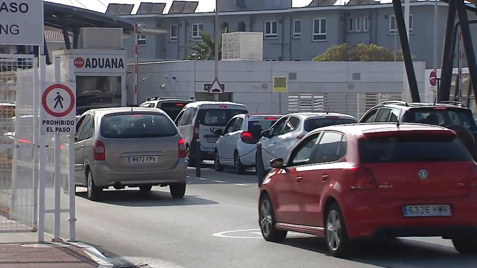 Largas colas en la frontera con Gibraltar tras el anuncio del Gobierno