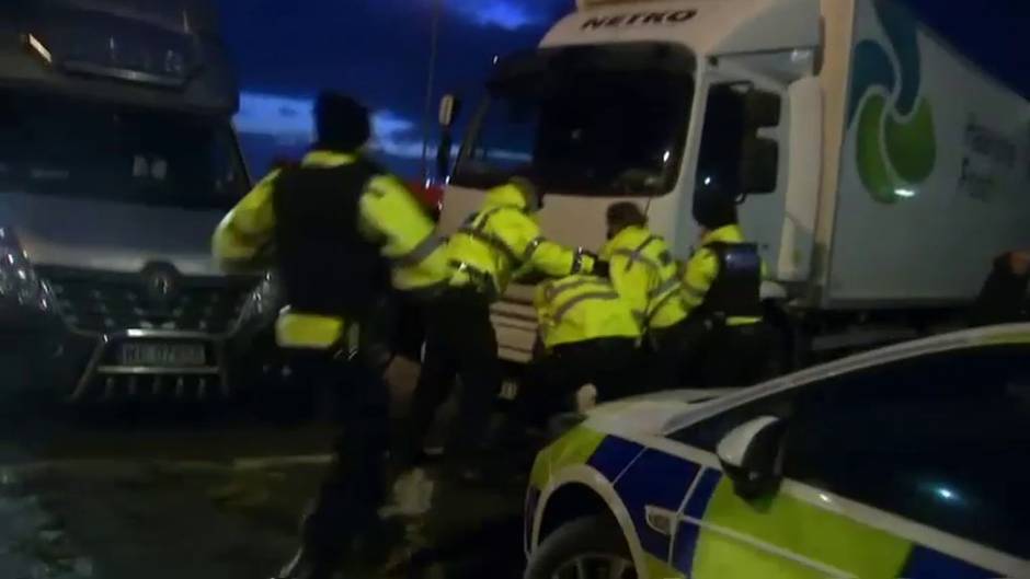 Miles de camioneros atrapados en Dover se someten a los test de coronavirus