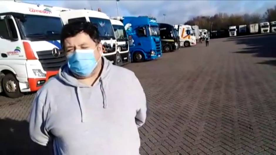 Las autoridades británicas comienzan a hacer las pruebas a los miles de camioneros atrapados