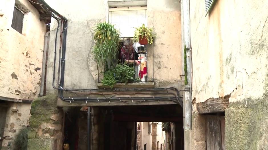 Torre de Don Miguel monta un Belén cuyo ángel es un sanitario