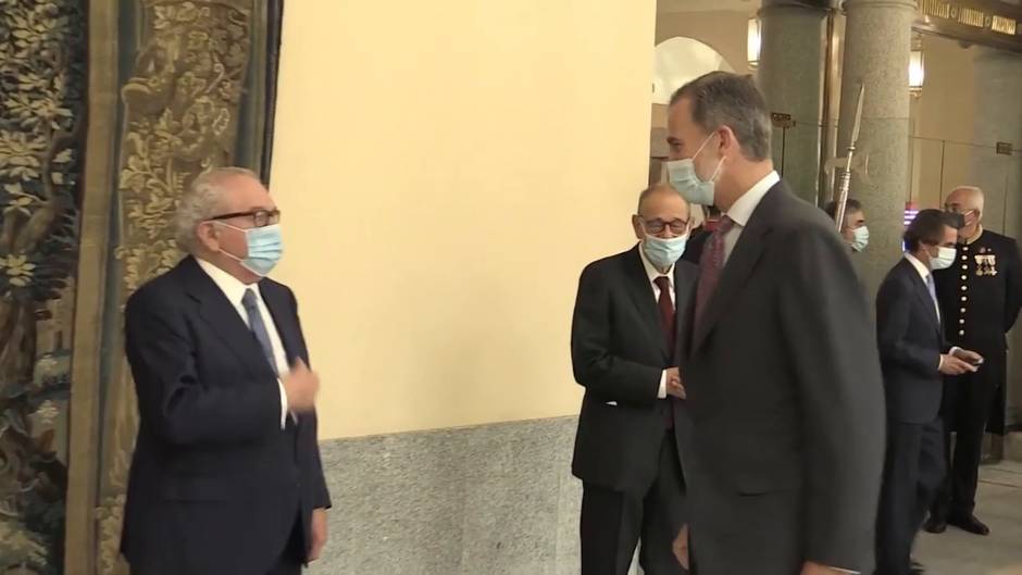 Felipe VI se desmarca de su padre y apela a la Constitución