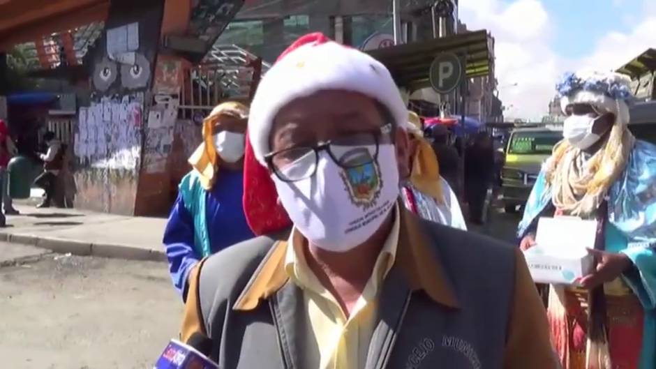 Los Reyes Magos reparten mascarillas a los vecinos de una ciudad de Bolivia