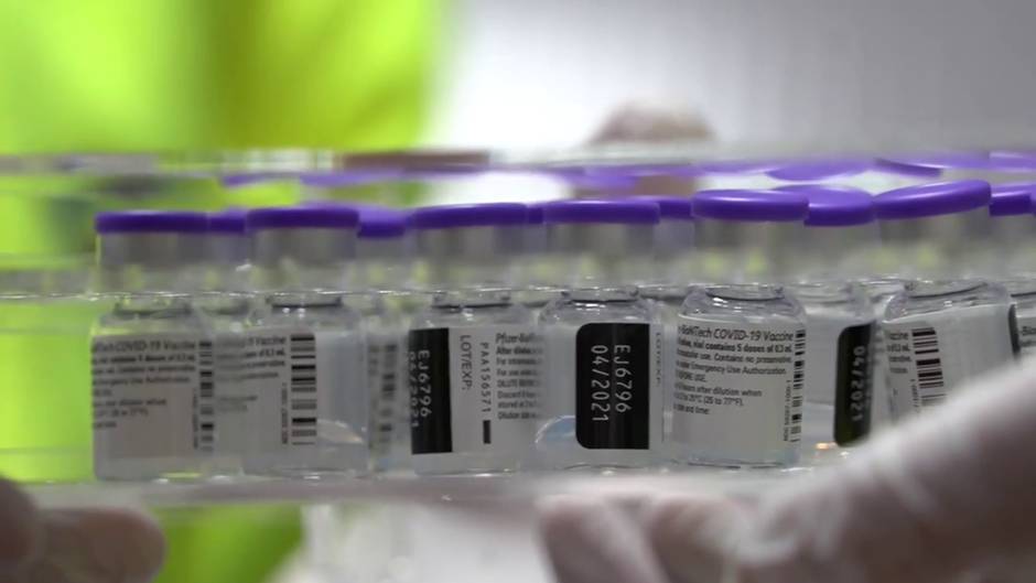 Josefa, de 83 años, primera persona en ponerse la vacuna en la Región de Murcia