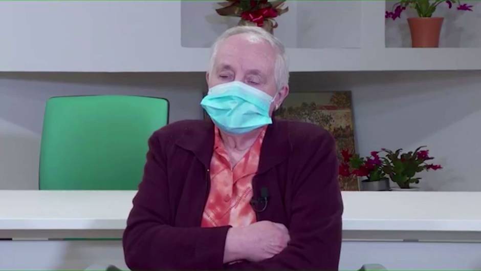 La primera dosis en Asturias para 'Pepita', que anima a la población a vacunarse