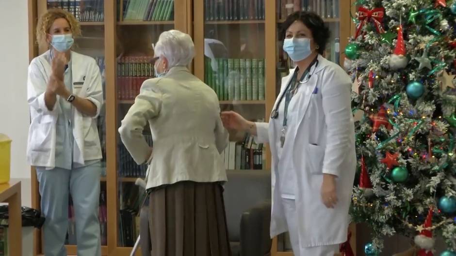 Bernardina Escudero, primera persona en recibir la vacuna en Euskadi