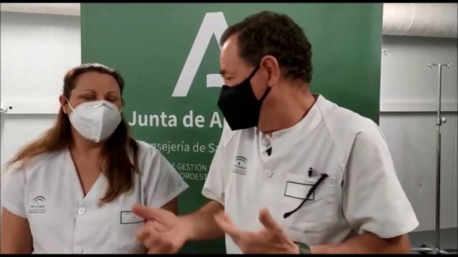 Salvador y Silvia, los primeros sanitarios vacunados en Cádiz
