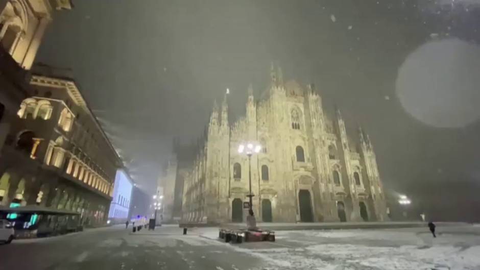 Espectacular nevada frente al Duomo de Milán