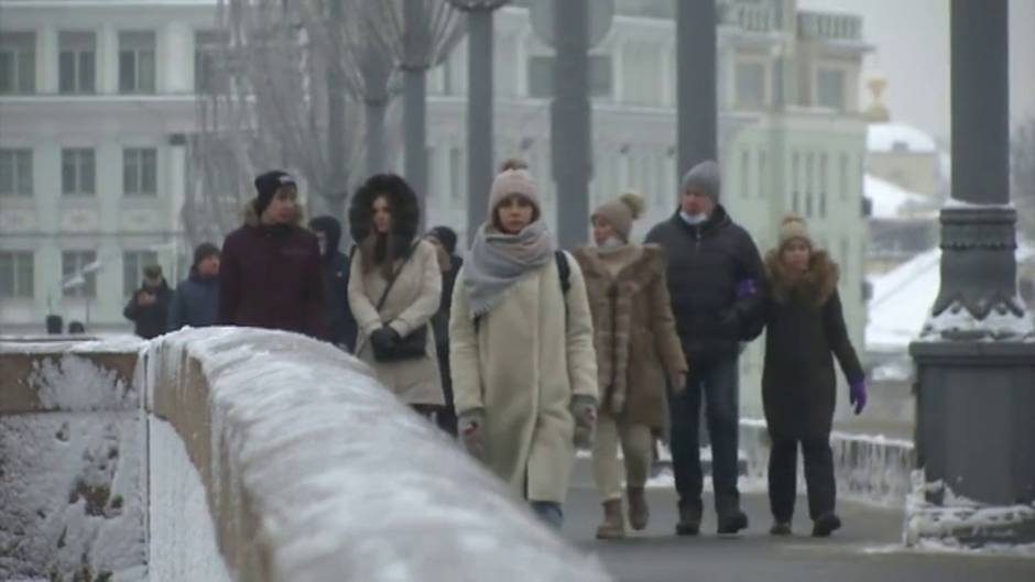 Una gran nevada sobre Moscú recupera el espíritu navideño en la capital rusa