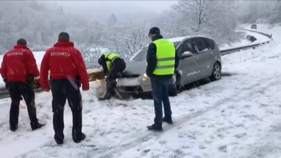 La nieve provoca decenas de incidencias en el norte de la península