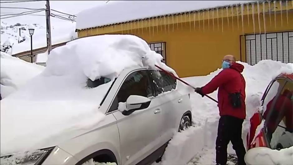 La nieve aisla pueblos de alta montaña