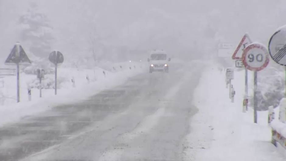 Media España cubierta de nieve