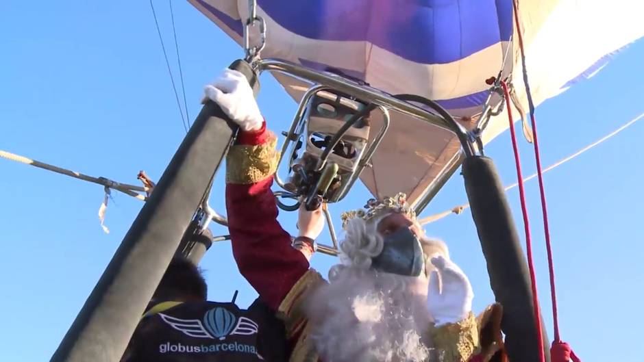 Reyes Magos vuelan en globo para repartir ilusión a los niños de Cáceres