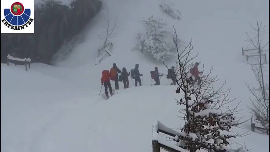 Ertzaintza acompaña a cinco jóvenes para descender del monte Gorbea