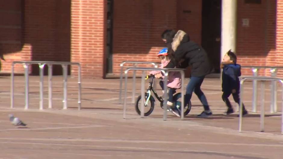 Los niños juegan en la calle con los regalos de los Reyes Magos pese al frío