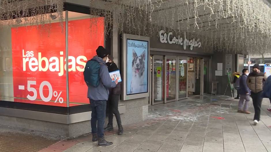 Consumidores aprovechan el primer día de rebajas