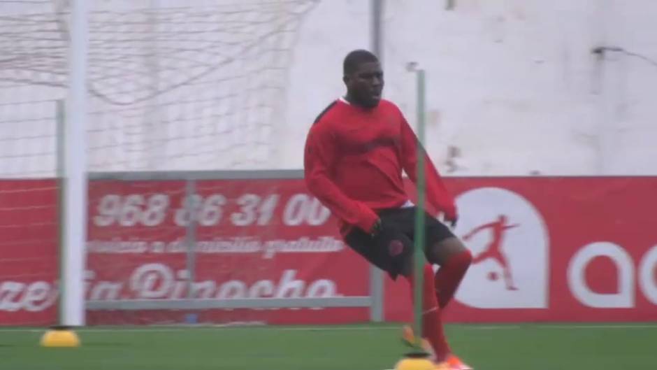 Drenthe regresa al fútbol español y ficha por el Racing Murcia de la Tercera División