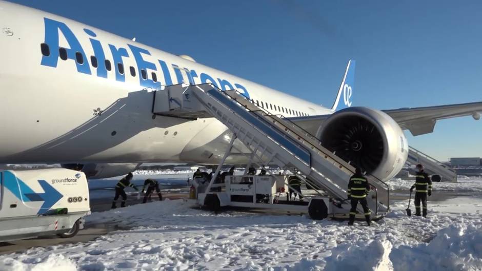 La UME retira nieve en el Aeropuerto de Madrid tras el paso de 'Filomena'