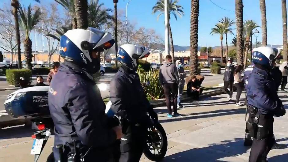 La Policía identifica a unas 40 personas congregadas ante el Consolat de Mar