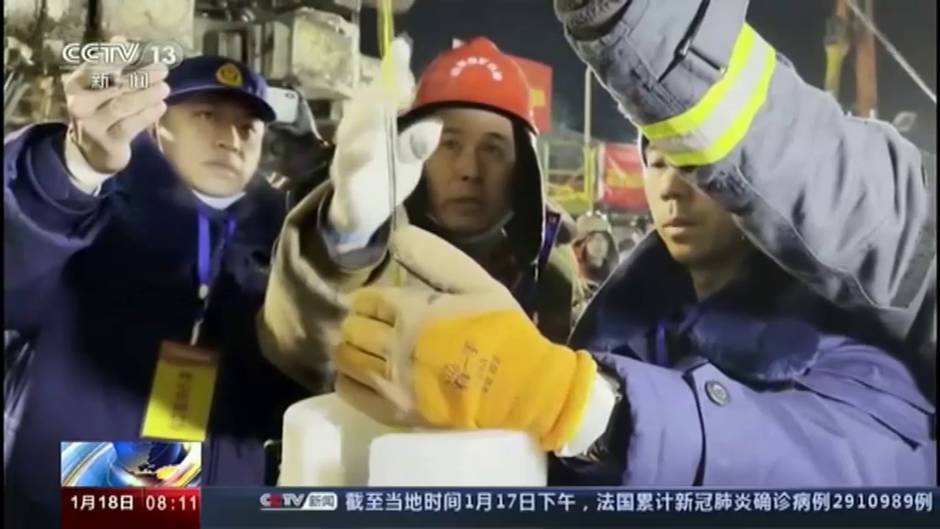 12 de los 22 mineros atrapados hace una semana en la mina de oro en China están vivos