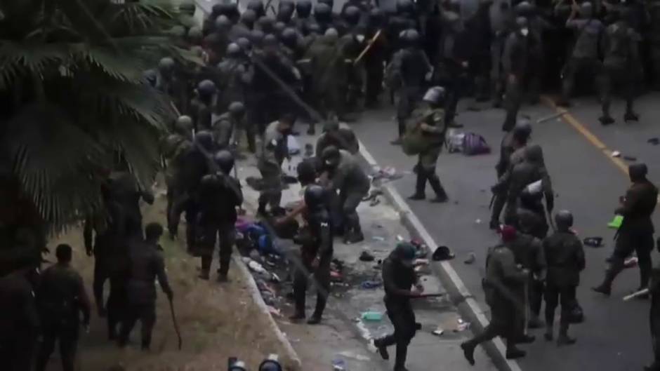 La policía guatemalteca reprime la caravana de 800 migrantes.