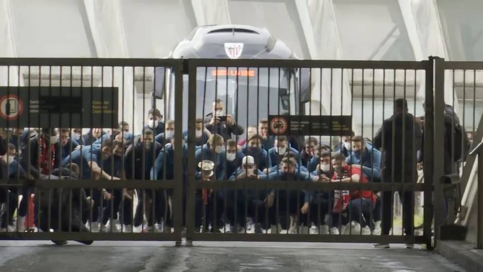Jugadores del Athletic homenajean a su afición tras ganar la Supercopa