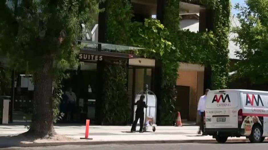 Nadal se deja ver en la terraza del hotel de Australia donde guarda cuarentena