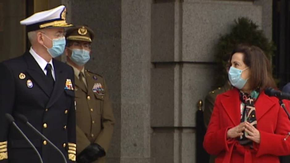 La ministra de Defensa muestra un profundo enfado con quienes han criticado a las Fuerzas Armadas por la vacunación del ex JEMAD
