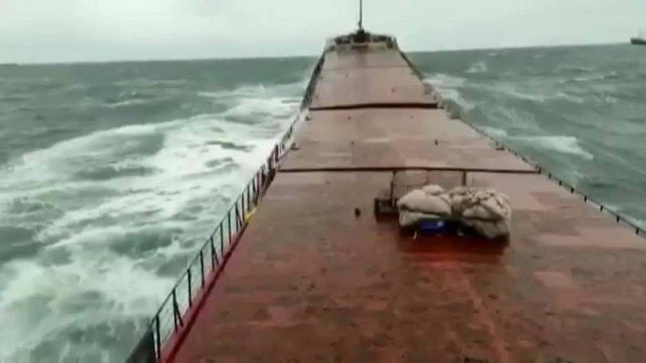 Una impresionante ola partió el buque carguero que se hundió en el Mar Negro